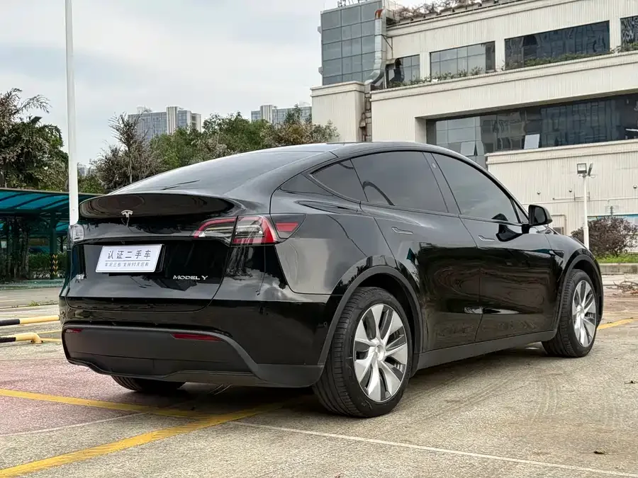 Tesla Model Y Model Y 2022 facelift rear-wheel drive version 2023 — миниатюра 3