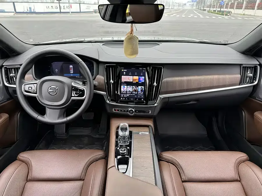 Volvo S90 2025 B5 Smart Luxury Edition 2024 — миниатюра 3