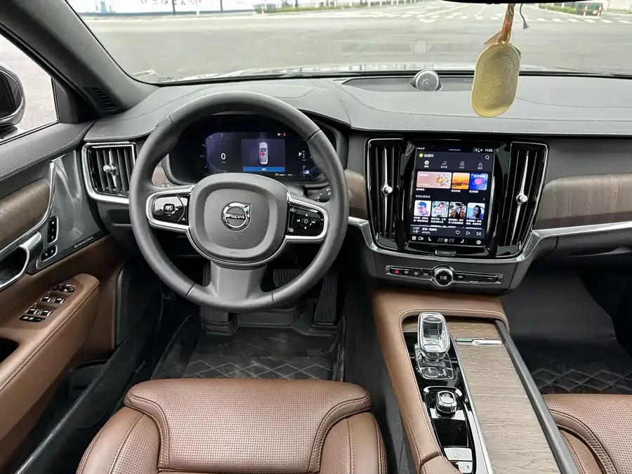 Volvo S90 2025 B5 Smart Luxury Edition 2024 — миниатюра 5
