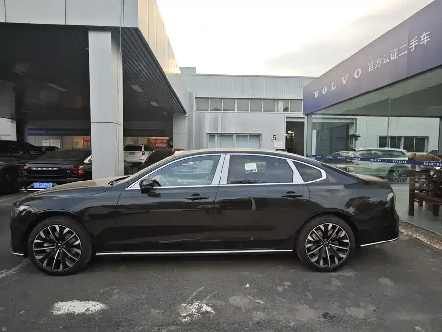 Volvo S90 2026 B5 Zhiyuan Luxury Edition 2025 — миниатюра 3