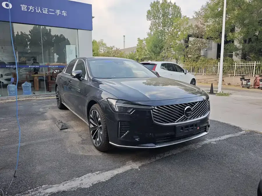 Volvo S90 2025