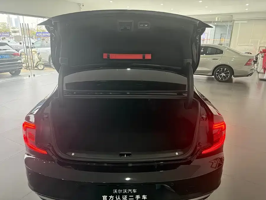 Volvo S90 2023 B5 Smart Luxury Edition 2022 — миниатюра 3