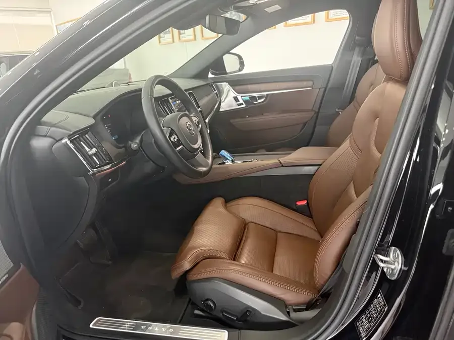 Volvo S90 2023 B5 Smart Luxury Edition 2022 — миниатюра 4