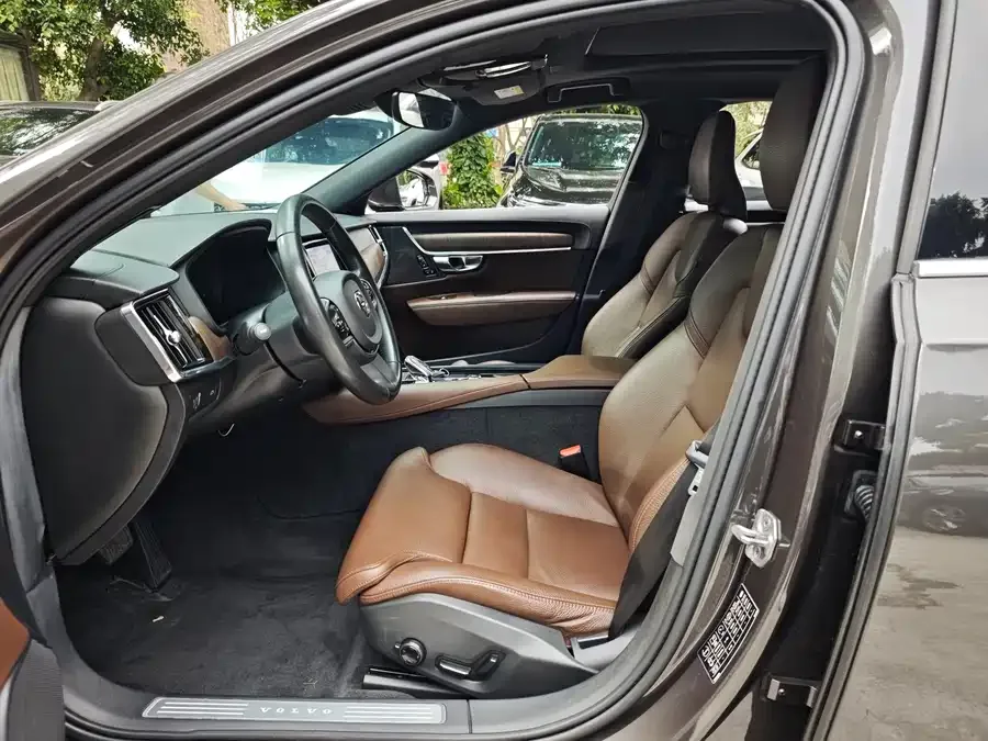 Volvo S90 2022 B5 Zhiyuan Luxury Edition 2022 — миниатюра 3