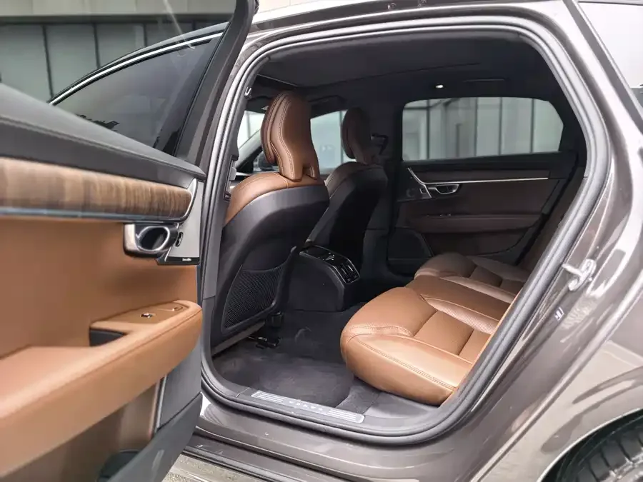 Volvo S90 2023 B5 Smart Luxury Edition 2023 — миниатюра 3