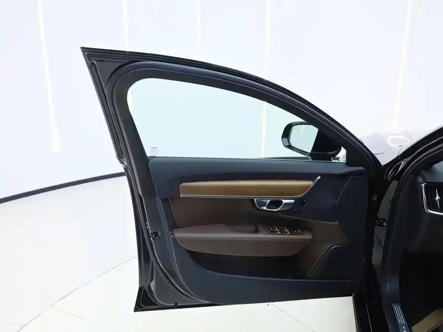Volvo S90 2025 B5 Zhiyi Luxury Edition 2025 — миниатюра 3