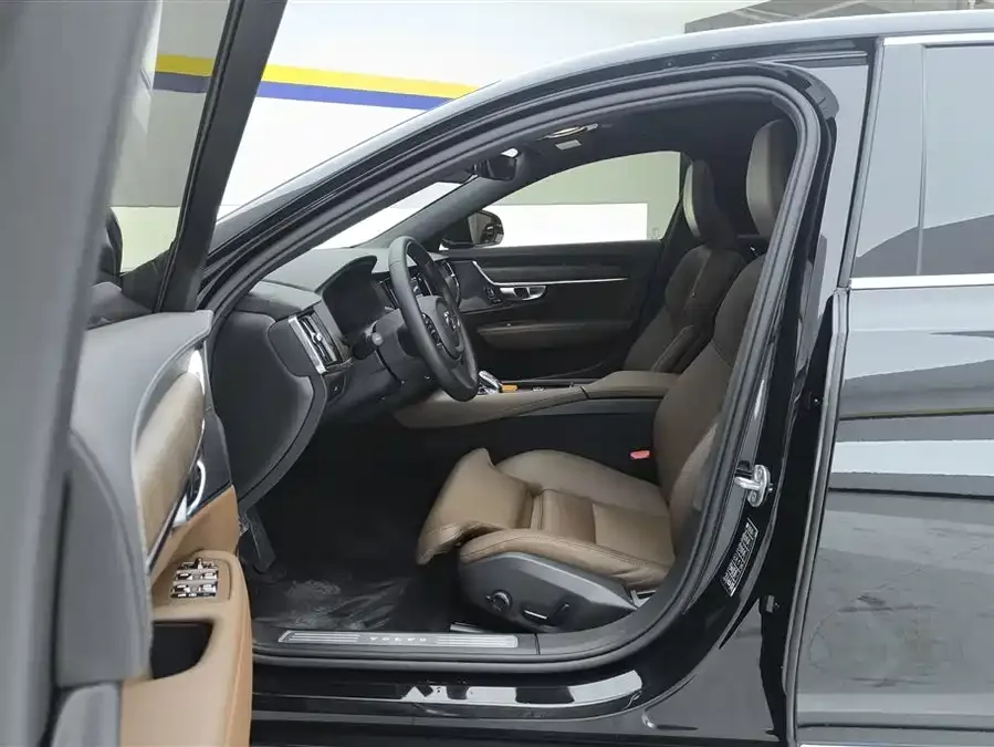 Volvo S90 2024 B5 Zhiyuan Luxury Edition 2023 — миниатюра 3