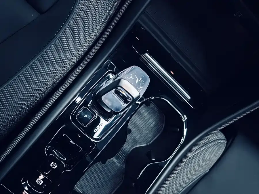 Volvo XC40 2023 B3 Zhiyuan Luxury Edition 2023 — миниатюра 4