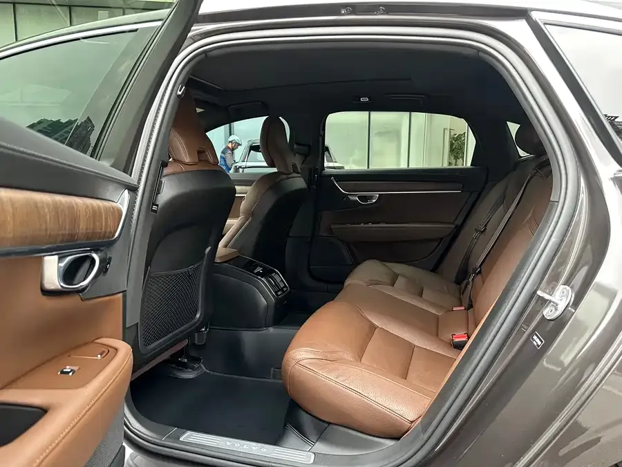 Volvo S90 2024 B5 Zhiyuan Luxury Edition 2024 — миниатюра 3