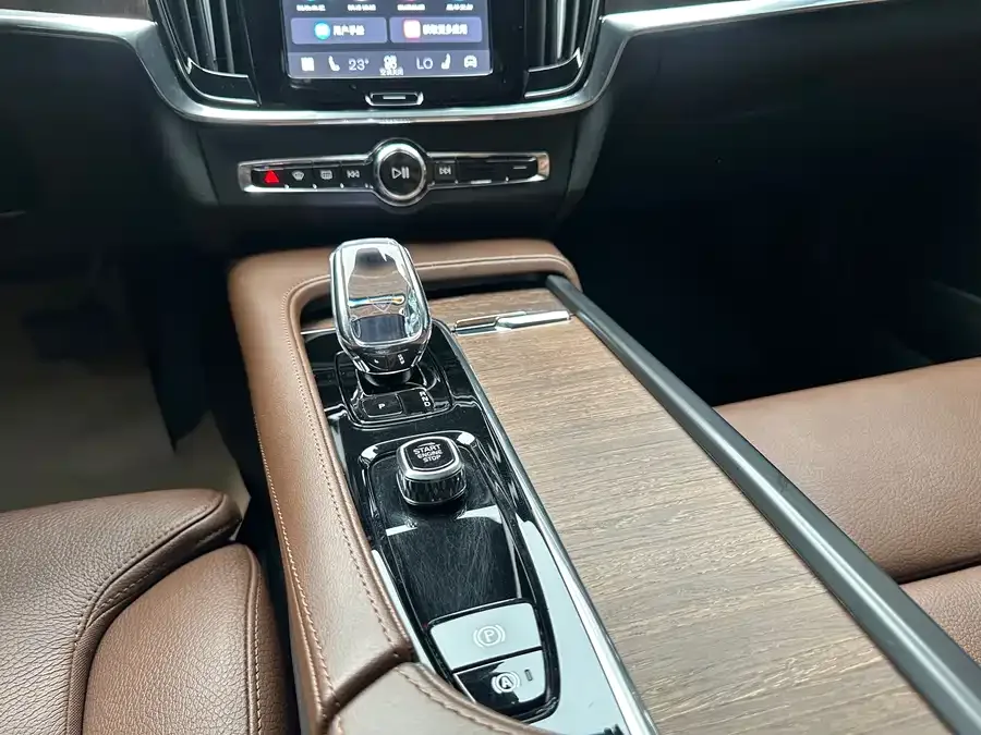 Volvo S90 2024 B5 Zhiyuan Luxury Edition 2024 — миниатюра 4