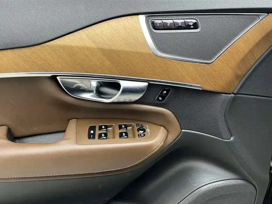 Volvo XC90 2023 B5 Zhixing Deluxe Edition 7-seater 2023 — миниатюра 3
