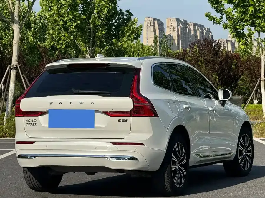 Volvo XC60 2022 B5 four-wheel drive Zhiyuan Deluxe Edition 2022 — миниатюра 2