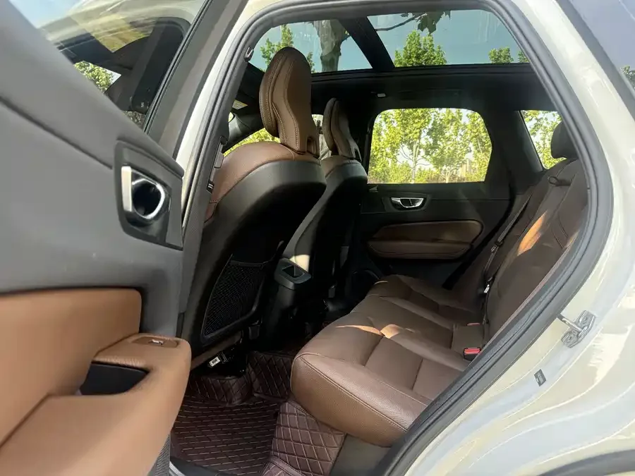 Volvo XC60 2022 B5 four-wheel drive Zhiyuan Deluxe Edition 2022 — миниатюра 3