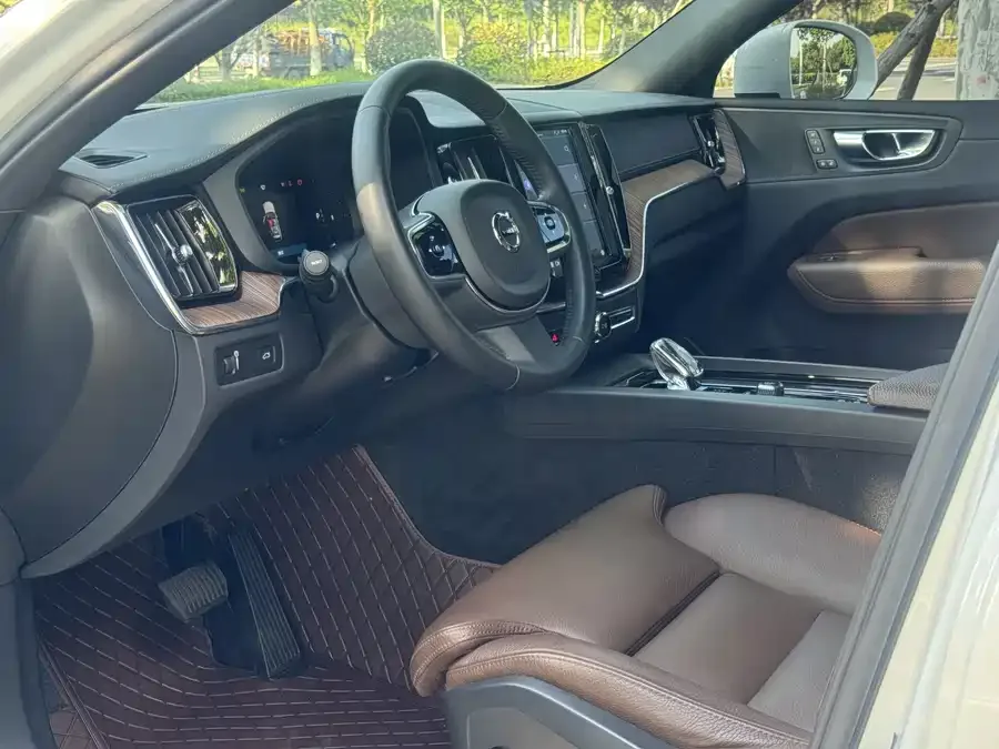 Volvo XC60 2022 B5 four-wheel drive Zhiyuan Deluxe Edition 2022 — миниатюра 5