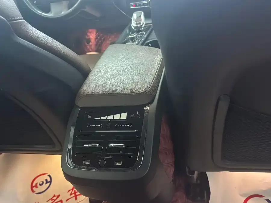Volvo XC60 2022 B5 4WD Zhiyi Luxury Edition 2022 — миниатюра 2