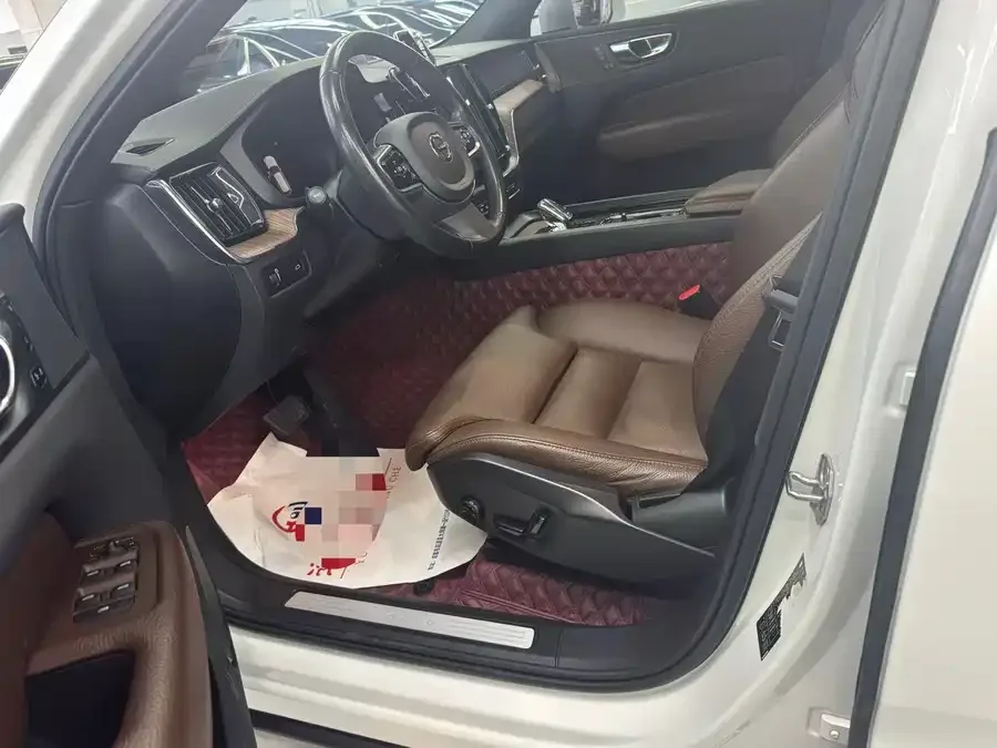 Volvo XC60 2022 B5 4WD Zhiyi Luxury Edition 2022 — миниатюра 3