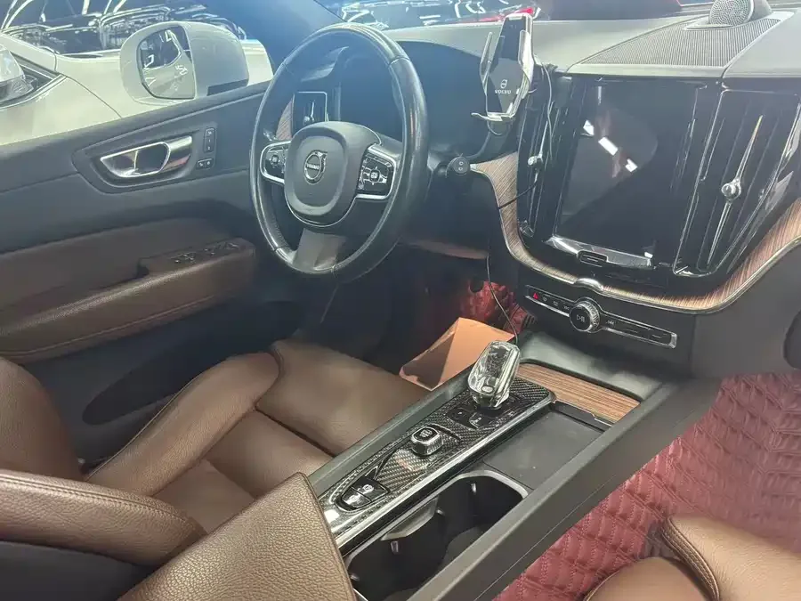 Volvo XC60 2022 B5 4WD Zhiyi Luxury Edition 2022 — миниатюра 4