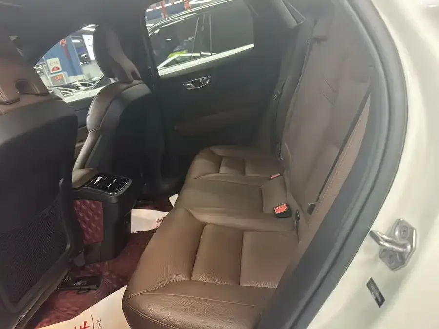 Volvo XC60 2022 B5 4WD Zhiyi Luxury Edition 2022 — миниатюра 5