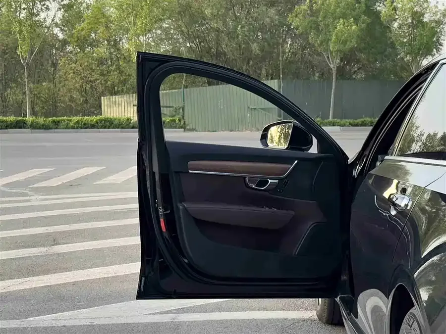 Volvo S90 plug-in hybrid 2022 model T8 E-drive hybrid Zhiyi luxury version 2022 — миниатюра 2