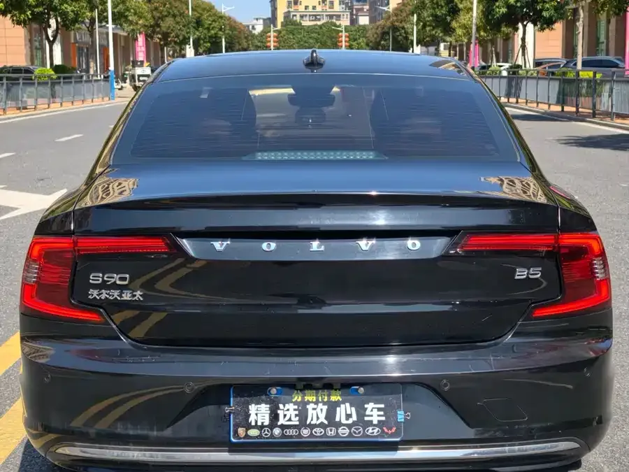 Volvo S90 2023 B5 Zhiyi Luxury Edition 2022 — миниатюра 2