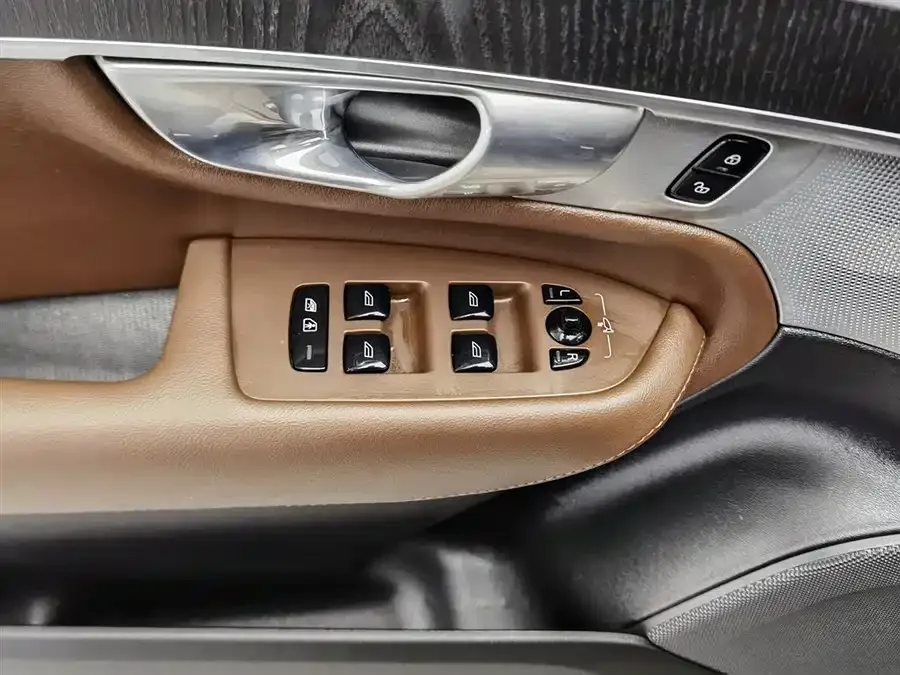 Volvo XC90 Plug-in Hybrid 2023 T8 RECHARGE Zhizun Luxury Edition 7 Seaters 2023 — миниатюра 3