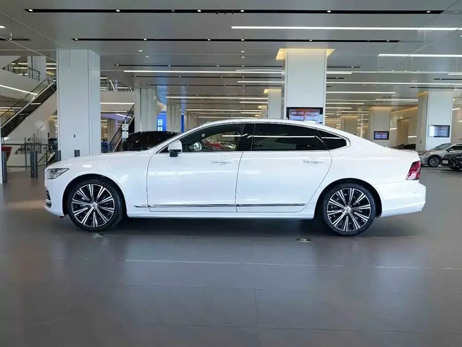 Volvo S90 2023 B5 Smart Luxury Edition 2023 — миниатюра 3