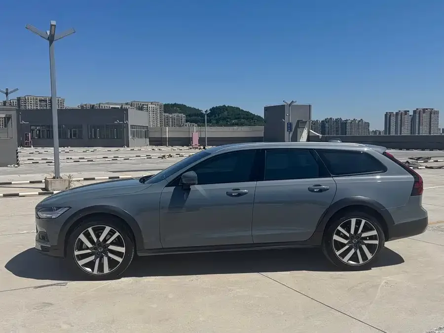 Volvo V90 2022 Cross Country B5 AWD Smart Edition 2022 — миниатюра 2
