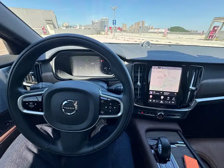 Volvo V90 2022 Cross Country B5 AWD Smart Edition 2022 — миниатюра 3