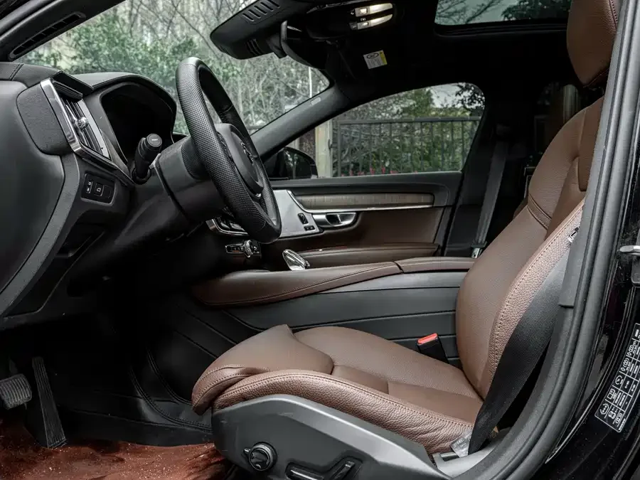 Volvo S90 2023 B5 Zhiyuan Luxury Edition 2023 — миниатюра 3