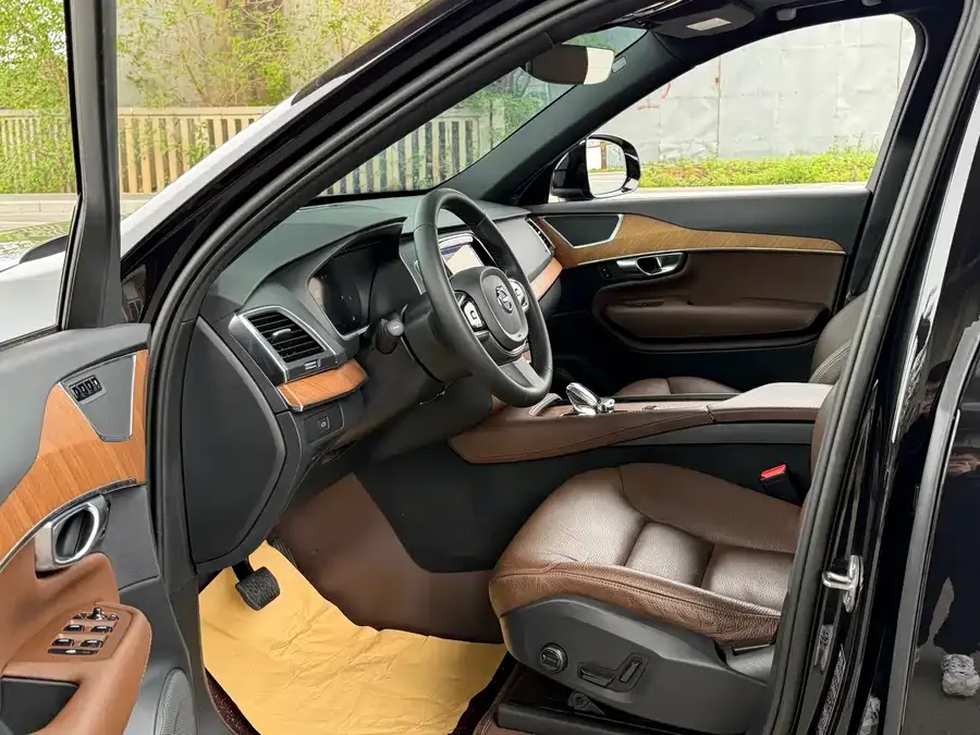 Volvo XC90 2023 B5 Smart Luxury Edition 5 Seaters 2023 — миниатюра 3
