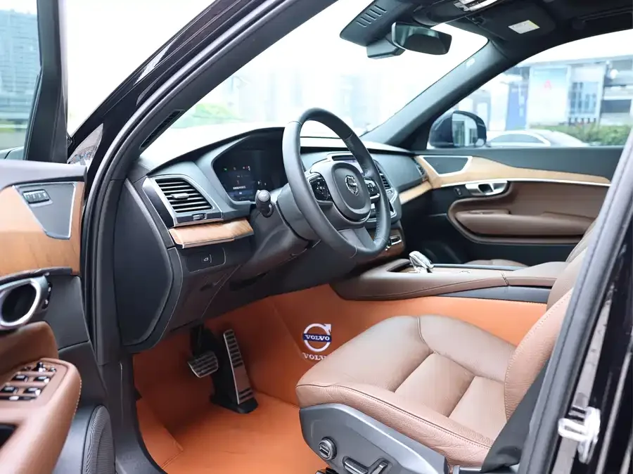 Volvo XC90 2023 B5 Smart Luxury Edition 5 Seaters 2023 — миниатюра 3