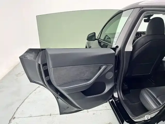 Tesla Model Y Model Y 2024 rear-wheel drive version 2024 — миниатюра 3