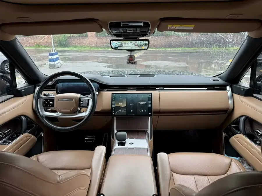 Land Rover Range Rover Range Rover 2024 3.0 L6 400PS Grand Extended Edition 7 Seaters 2024 — миниатюра 2