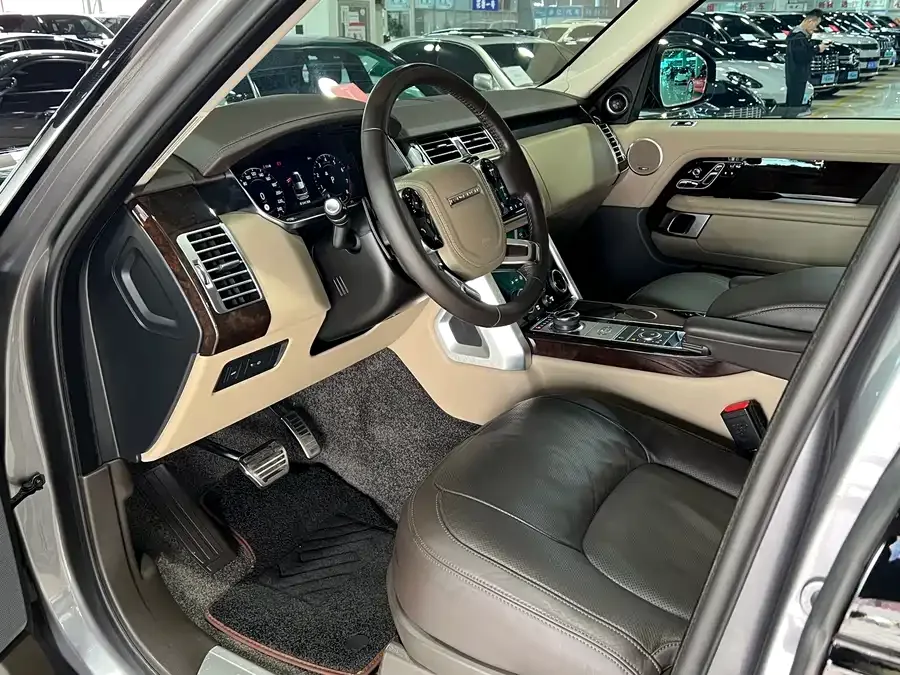 Land Rover Range Rover Range Rover 2022 3.0 L6 400PS Legendary Extended Classic Edition 2022 — миниатюра 4