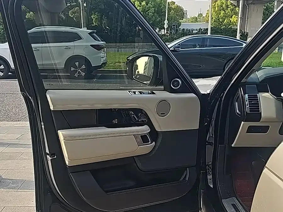 Land Rover Range Rover Range Rover 2022 3.0 L6 400PS Legendary Extended Classic Edition 2022 — миниатюра 3