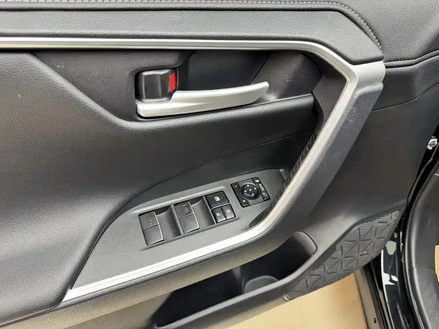 Toyota Wildlander Wildlander 2023 2.0L CVT 4WD Luxury PLUS Edition 2023 — миниатюра 3