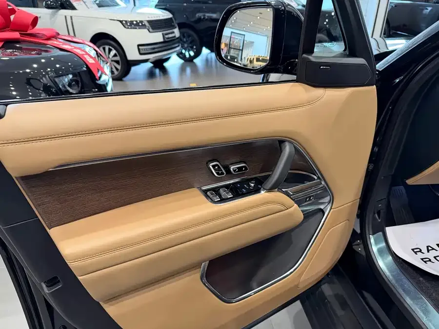 Land Rover Range Rover Range Rover 2024 3.0 L6 400PS Extended Edition 2024 — миниатюра 2