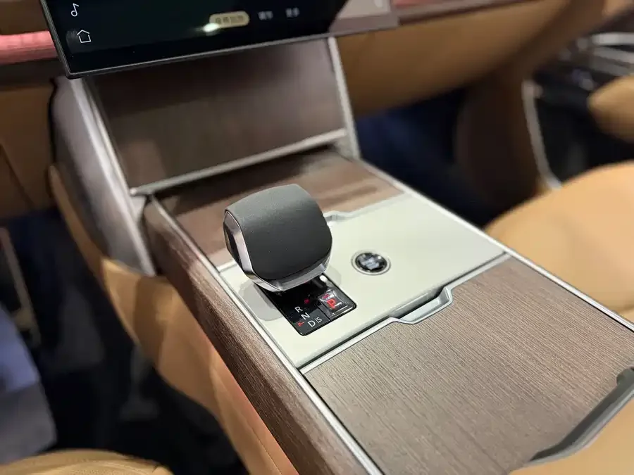 Land Rover Range Rover Range Rover 2024 3.0 L6 400PS Extended Edition 2024 — миниатюра 4