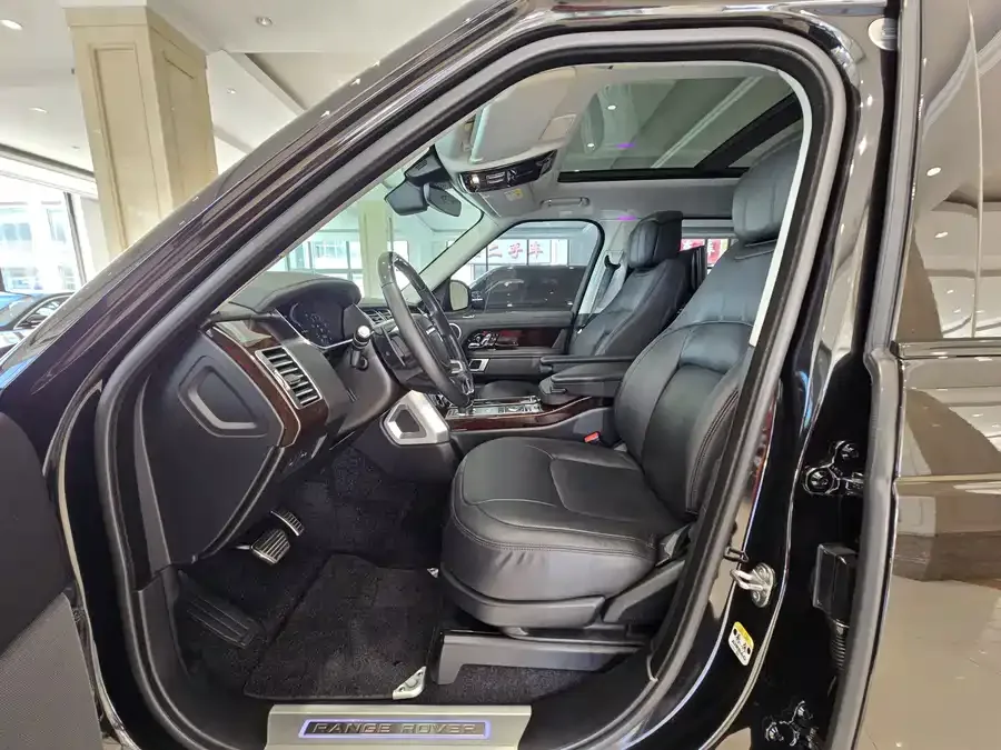 Land Rover Range Rover Range Rover 2022 3.0 L6 400PS Legendary Extended Classic Edition 2022 — миниатюра 3