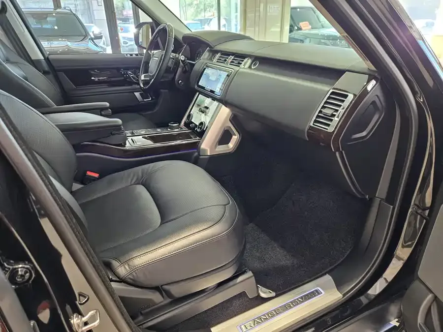 Land Rover Range Rover Range Rover 2022 3.0 L6 400PS Legendary Extended Classic Edition 2022 — миниатюра 4
