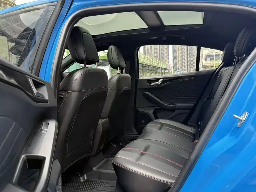 Ford Focus Focus 2022 hatchback EcoBoost 180 automatic ST Line 2023 — миниатюра 5