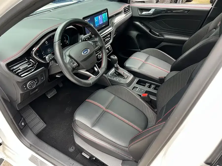 Ford Focus Focus 2022 sedan EcoBoost 180 automatic ST Line 2023 — миниатюра 3