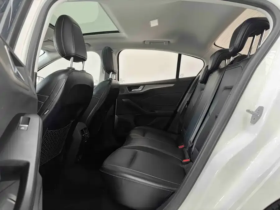 Ford Focus Focus 2021 Sedan EcoBoost 180 Automatic Front Model 2022 — миниатюра 2
