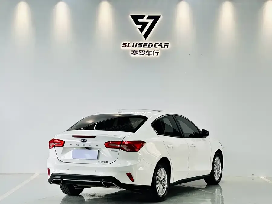 Ford Focus Focus 2021 Sedan EcoBoost 180 Automatic Front Model 2022 — миниатюра 3