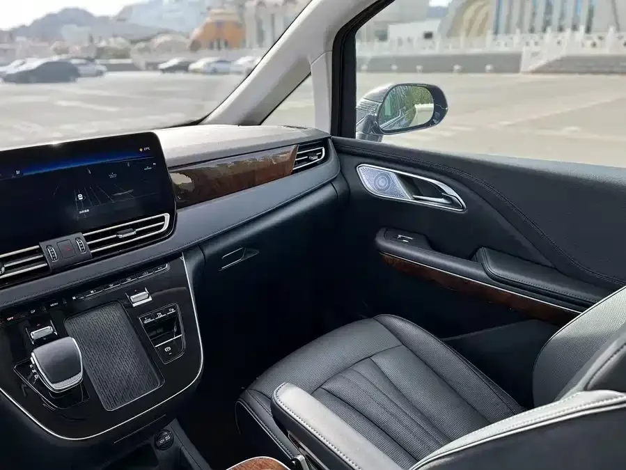 Hongqi HQ9 PHEV Hongqi HQ9 PHEV 2024 2.0T 4WD Luxury Edition 2024 — миниатюра 3