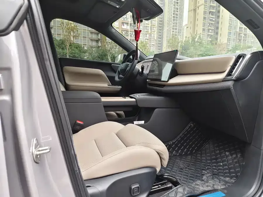 Volvo XC70 plug-in hybrid 2026 Volvo XC70 Plug-in Hybrid All-Wheel Drive Ultra 2025 — миниатюра 3
