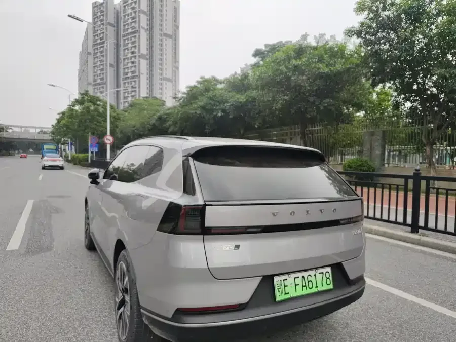 Volvo XC70 plug-in hybrid 2026 Volvo XC70 Plug-in Hybrid All-Wheel Drive Ultra 2025 — миниатюра 4