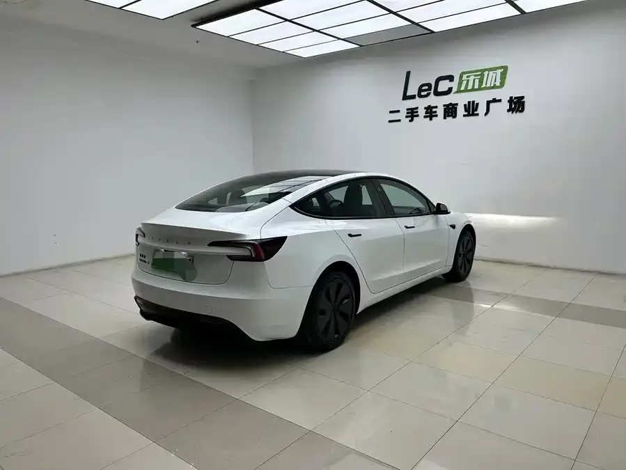 Tesla Model 3 Model 3 2025 rear-wheel drive version 2026 — миниатюра 4