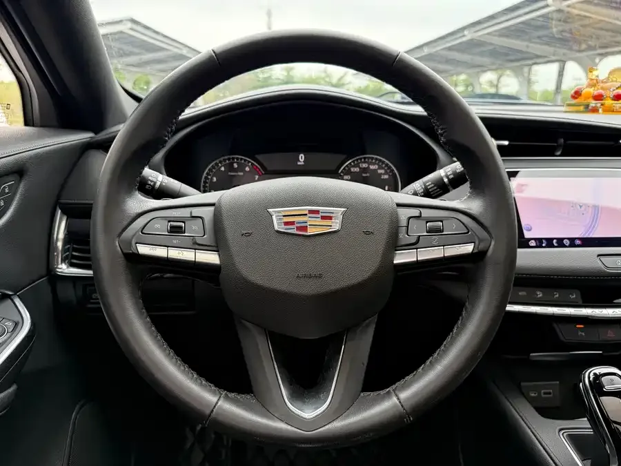 Cadillac XT4 2023 28T two-wheel drive fashion model 2023 — миниатюра 3