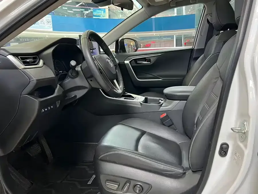Toyota RAV4 RAV4 2023 2.0L CVT 2WD 20th Anniversary Platinum Edition 2024 — миниатюра 2